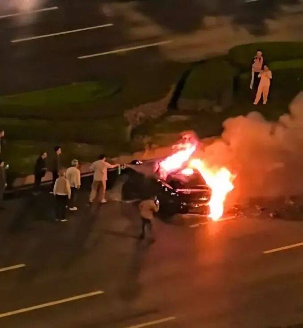 万联证券 雷军造车遇困局，刘强东布局汽车生态：新能源赛道两种发展路径大碰撞